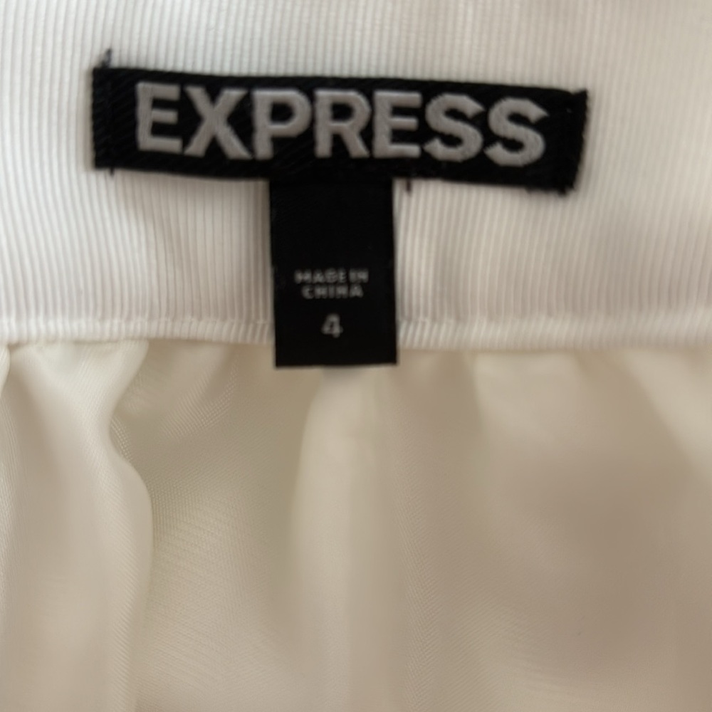IVORY CREPE EXPRESS MINI SKIRT WITH BEAUTIFUL LACE HEM TRIM. - Picture 4 of 5